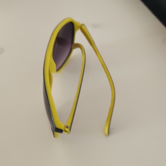 Stylish Black and Yellow Sunglasses - Picture 8 of 11